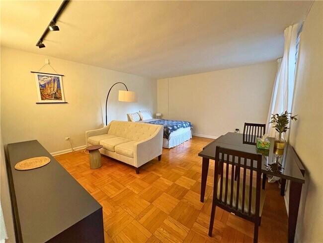 Foto del edificio - 7423 Ridge Blvd