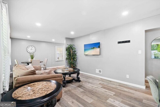 Building Photo - 2150 Meadowlane Dr SW