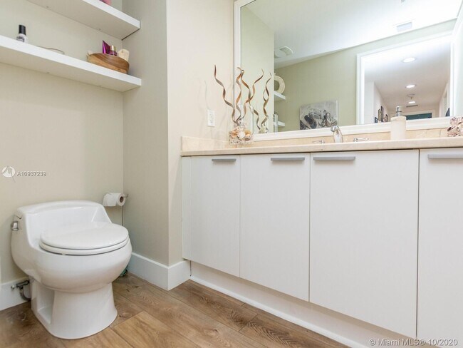 Foto del edificio - 14951 Royal Oaks Ln