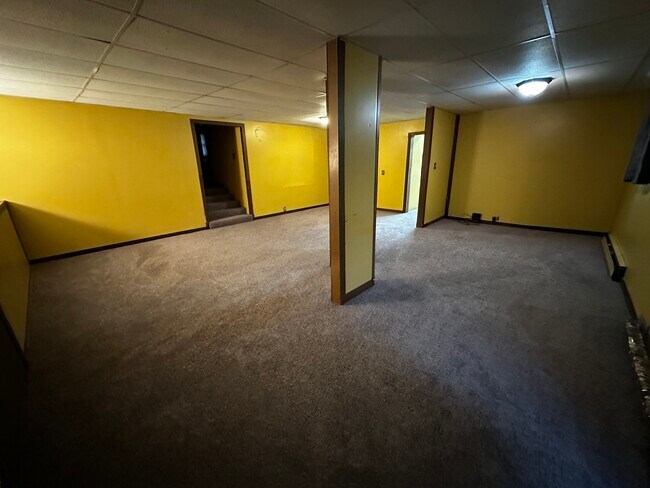 Sala de estar del primer piso, ángulo 3 - 3431 19th Ave E