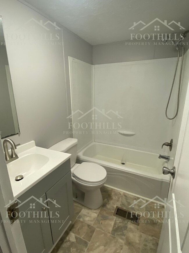 Building Photo - Spacious 3BR/2BA Home with Appliances Incl...