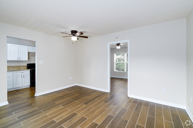 1BR, 1BA - 586SF - Living Room - Primrose Orlando