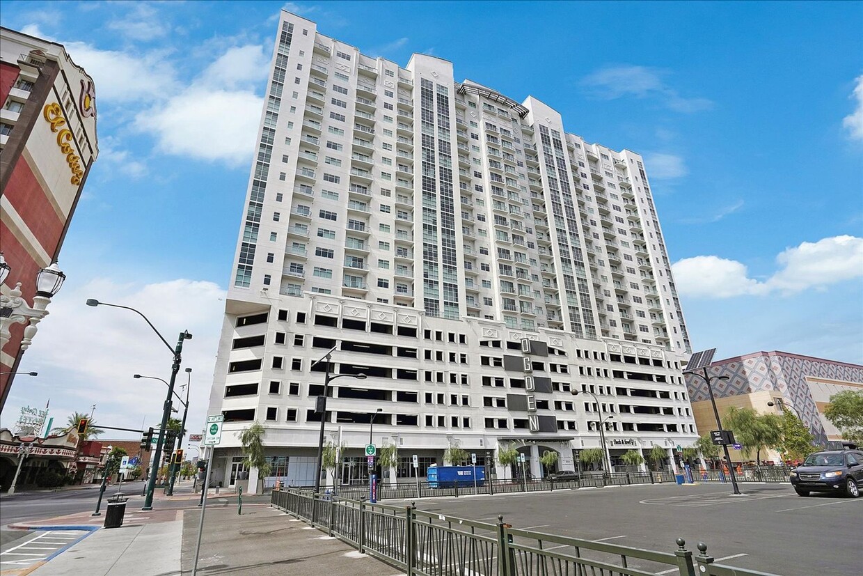 Foto principal - Luxury High-Rise Condo on Downtown Fremont...