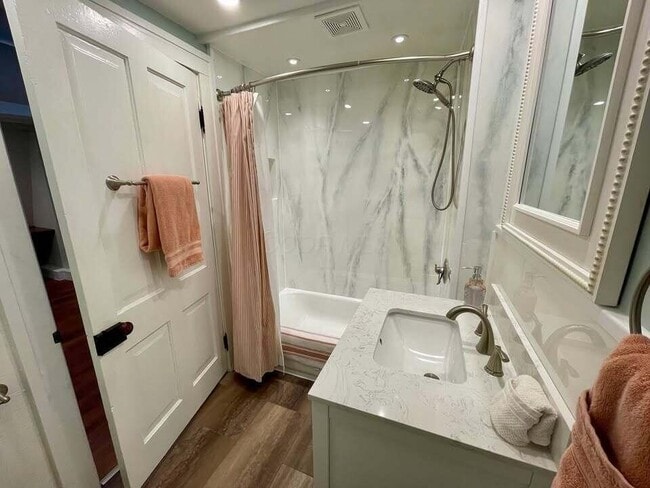 Building Photo - 160 1/2 W Mound St