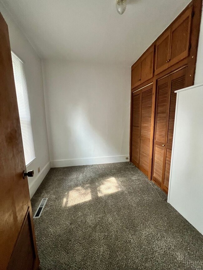 Building Photo - Cozy Cottage Like Property