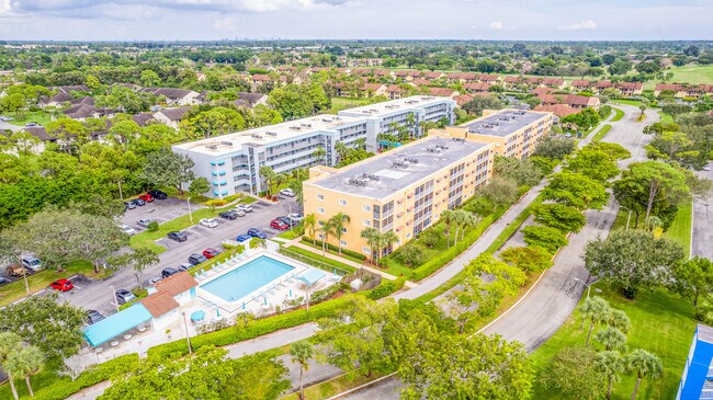 Foto del edificio - 4723 Lucerne Lakes Blvd E