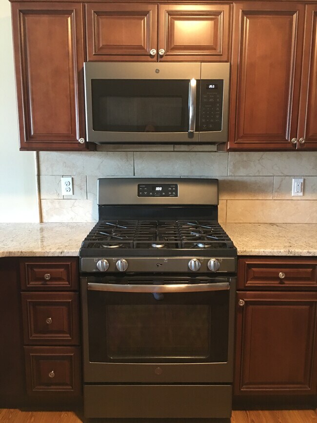 Kitchen - 36 Riverside Sq