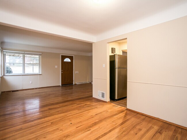 Building Photo - Inviting Home with 4 Bedrooms