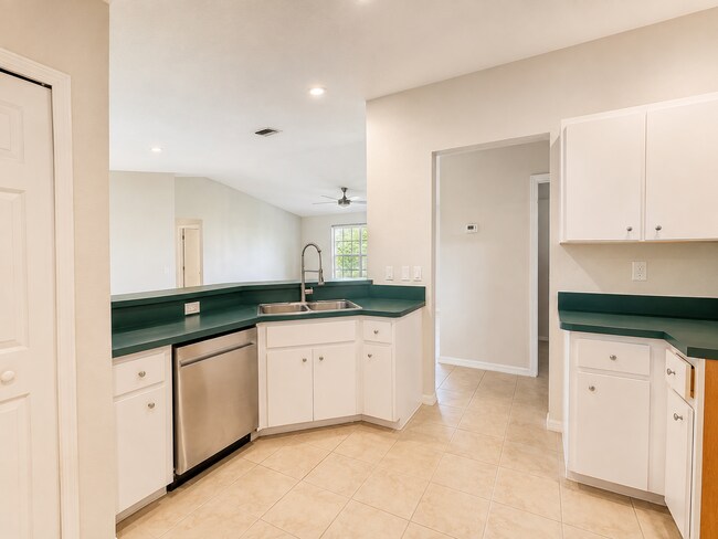 Foto del edificio - 5084 White Ave
