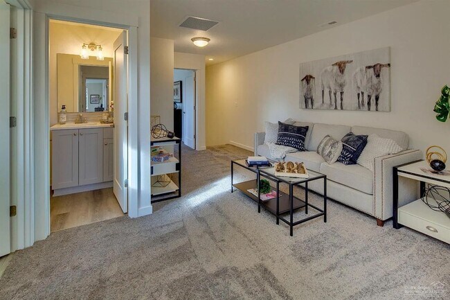 Building Photo - Custom townhome near hospital