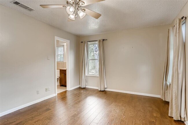 Foto del edificio - 8605 Rockwood Ln