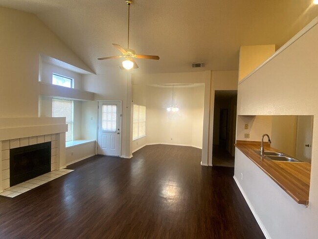 Foto del edificio - 6814 Flaming Ridge Dr
