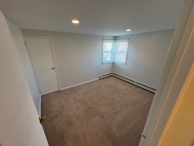 Building Photo - 385 West Dr