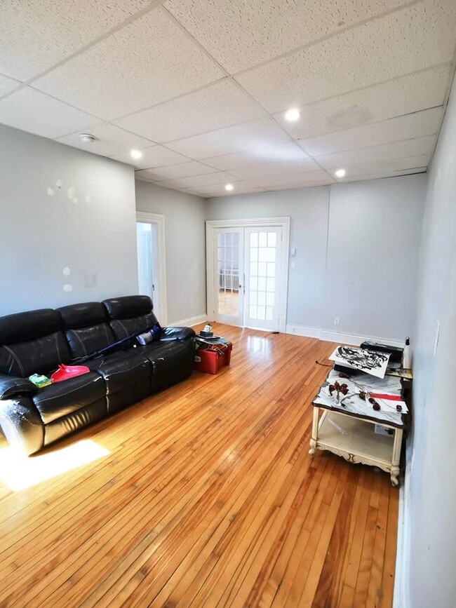 Photo du bâtiment - Spacious 3-Bedroom Apartment in Uptown Sai...