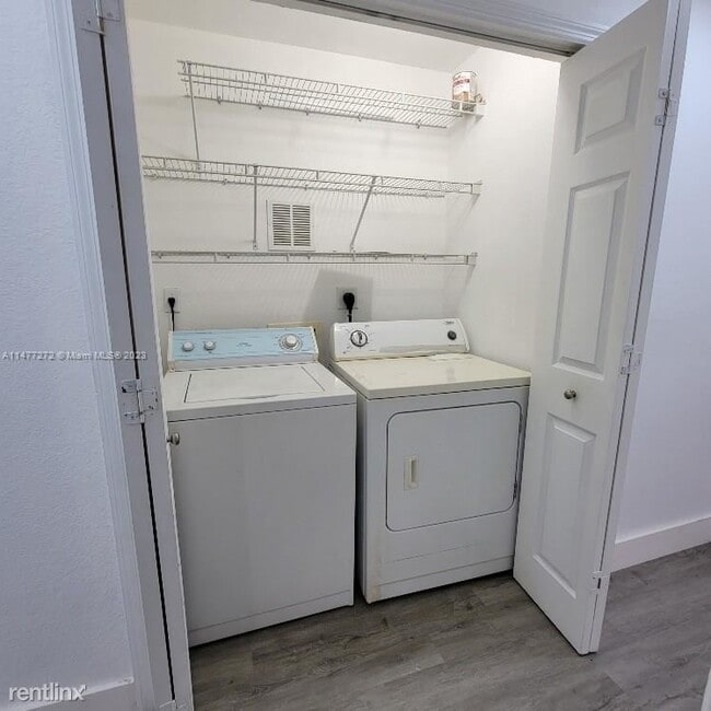 Foto del edificio - 3 br, 2 bath Condo - 11102 NW 83rd St Apt 110