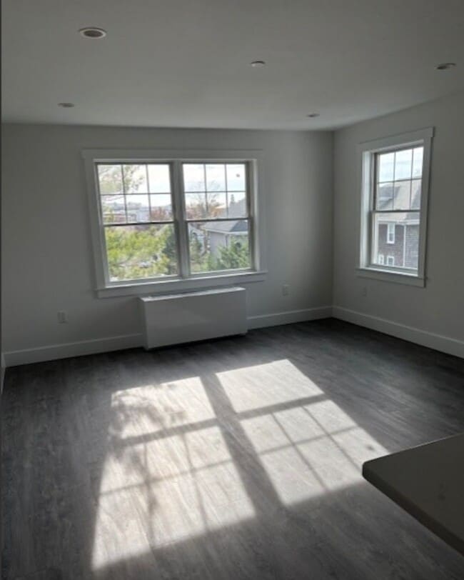 Building Photo - 180 Deer Park Ave