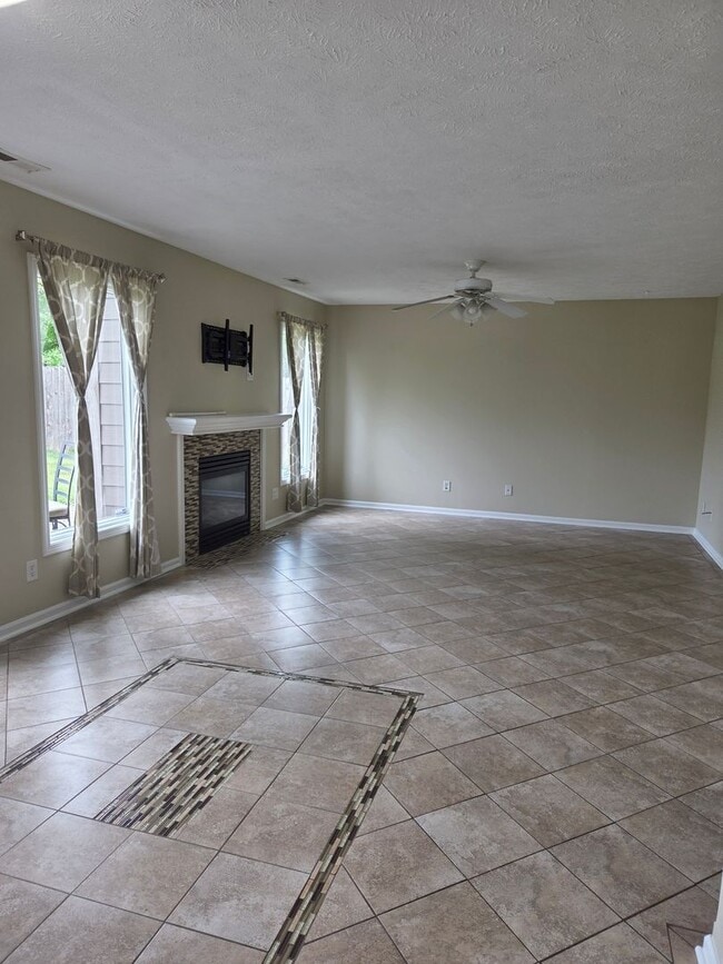 Building Photo - Beautiful 3-bedroom house available now