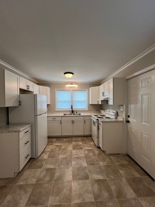 Foto del edificio - 3 BR | 1 BA Brick Home in Goldsboro - just...