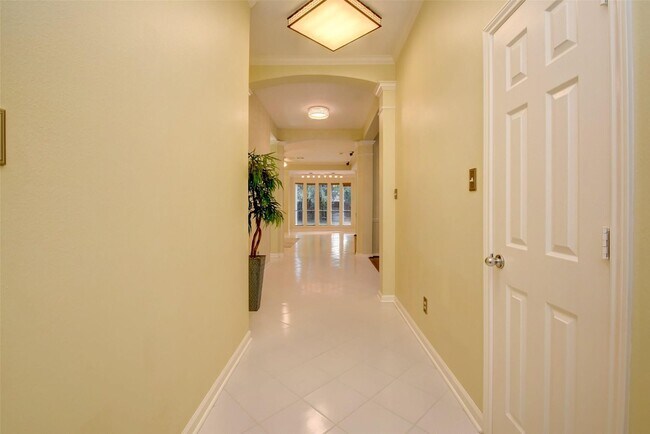 Building Photo - 635 Avery Dr