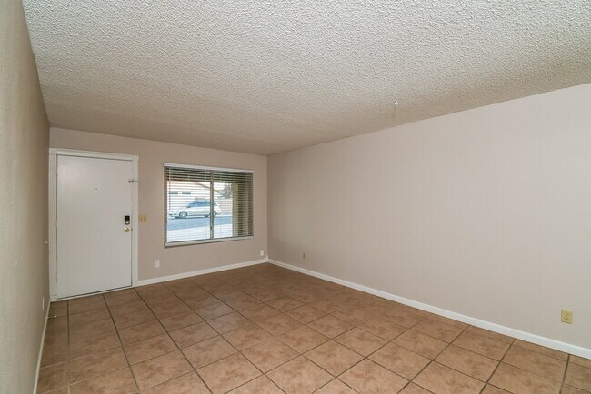 Building Photo - 562 W Highland St