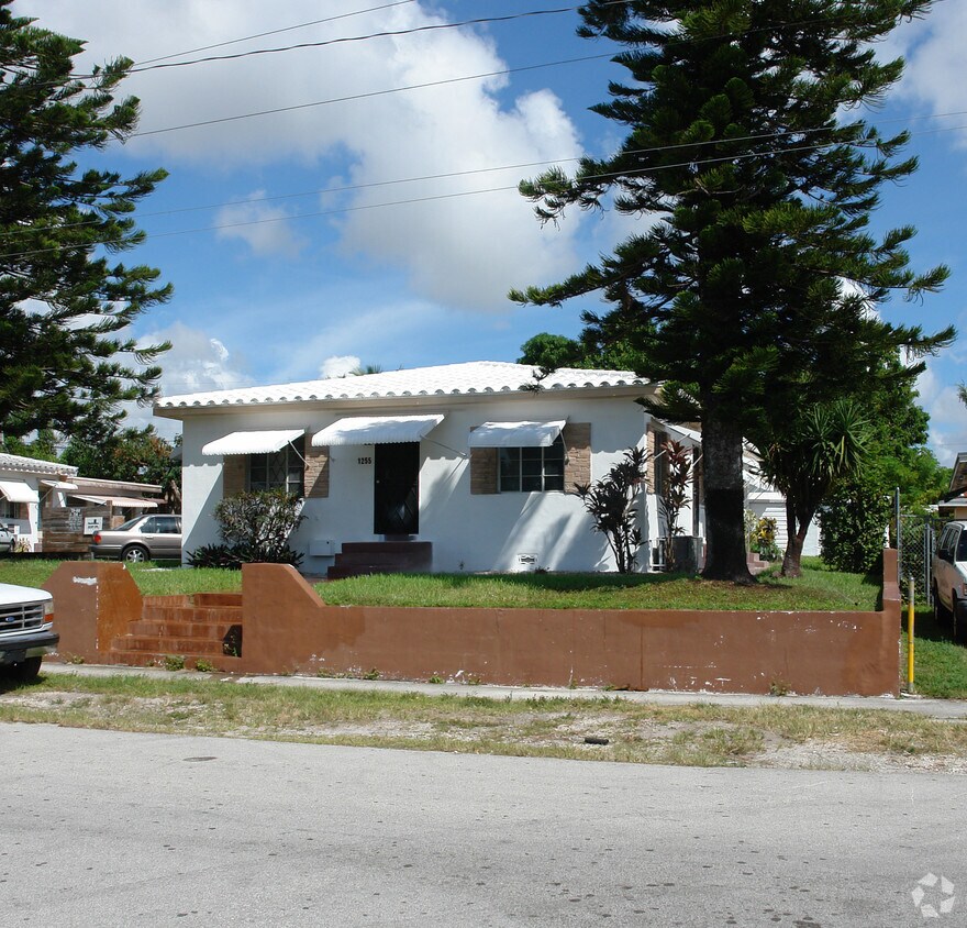 Foto del edificio - 1245 NE 110th St