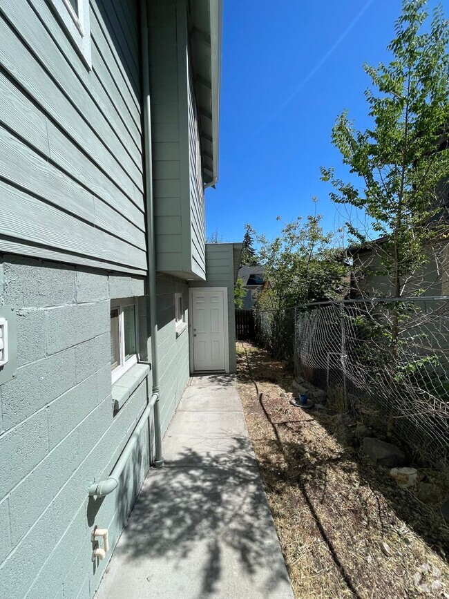 Building Photo - 609 N 8th St