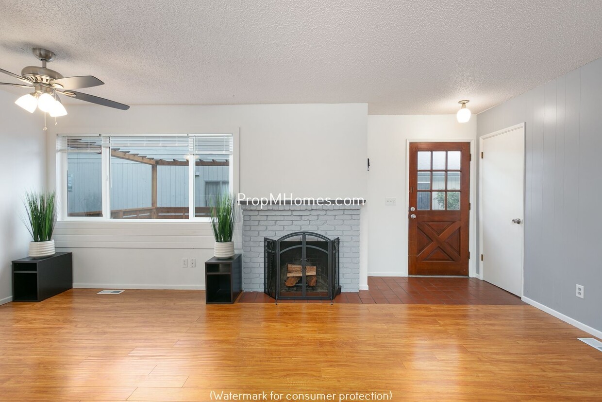 Charming 2-Bedroom Highland Hideaway - Fen... - Two Bedroom in Four-Plex - Charming Highla...