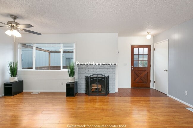 Building Photo - Two Bedroom in Four-Plex - Charming Highla...