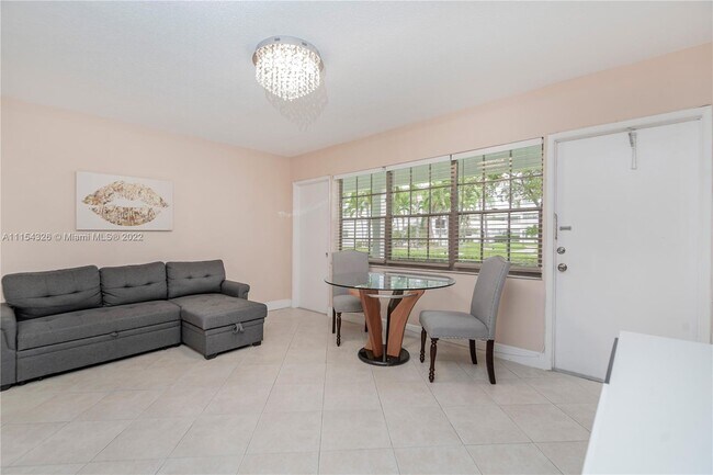 Foto del edificio - 2455 NE 51st St