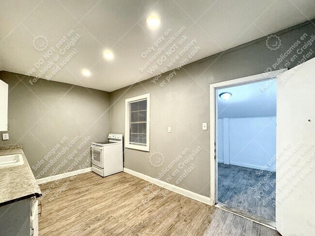 Building Photo - 400 Pfeil St