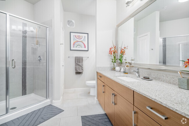 2BR, 2BA - 1125SF - Bathroom 1 - Thirty Oaks