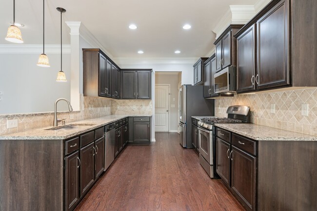 Building Photo - Spacious Townhome with Prime Access to Eve...