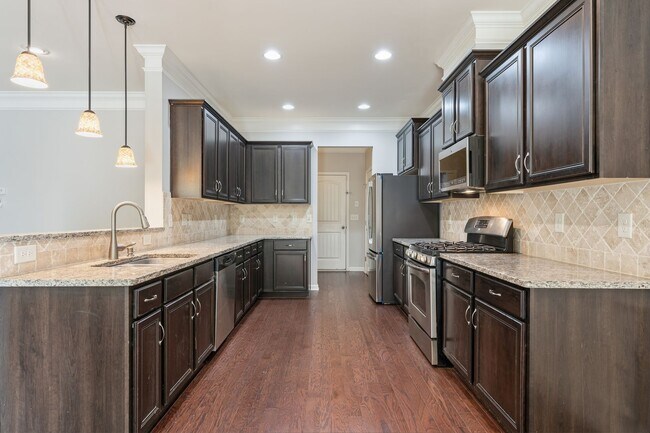 Foto del edificio - Spacious Townhome with Prime Access to Eve...