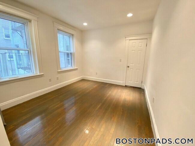Building Photo - 111 Park Dr