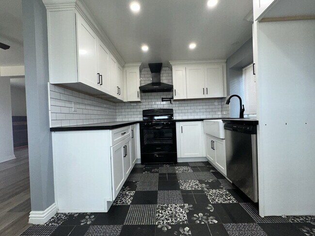 Photo - Stunning 5 Bedroom Rental Home with 2 Full...