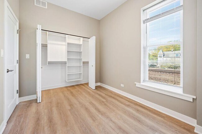 Foto del edificio - 2 bedroom in Chicago IL 60657