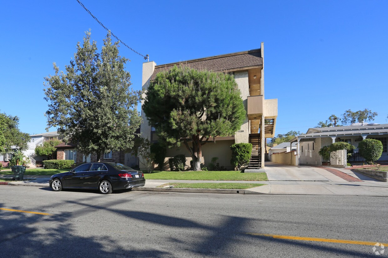 Foto del edificio - 1239 E Lexington Dr