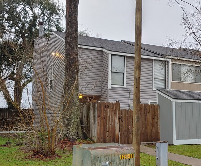 Building Photo - 18 Larkspur Ln
