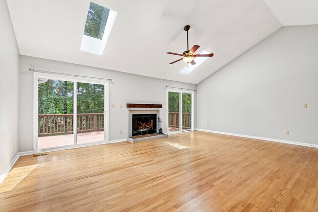 Foto del edificio - Spacious 4-Bedroom Carrboro Home with Dual...