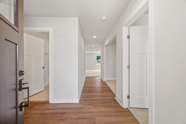 Foto del edificio - Beautiful White House Home | Granite Counters, Gas Range & One-Level Living