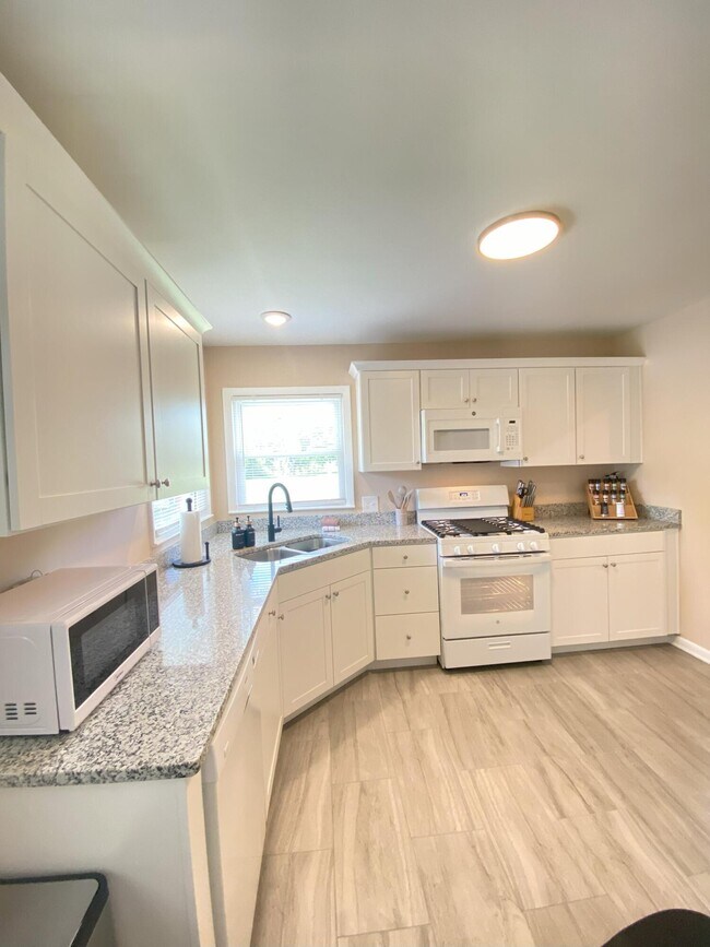 Foto del edificio - 2016 Deauville Dr