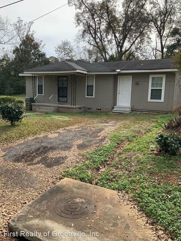 Primary Photo - 4 br, 2 bath House - 384 E. Perdue St.