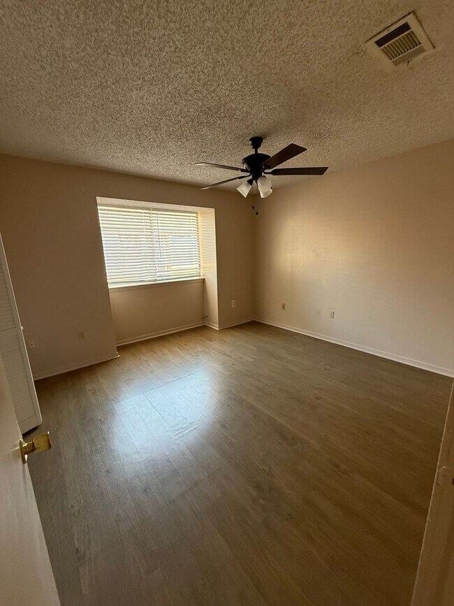 Foto del edificio - 2 bedroom 2 bath town home in a gated comm...