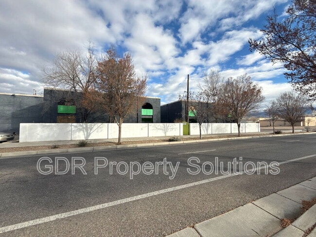 Building Photo - 309 Sierra Dr SE