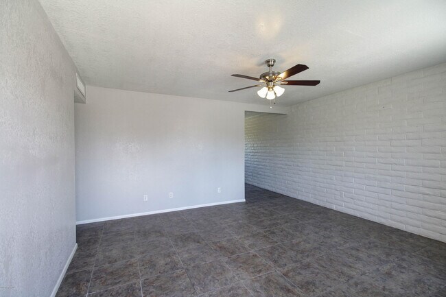 Building Photo - 6615 E Hawk Dr