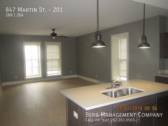 Building Photo - Large Two Bedroom Two Bath