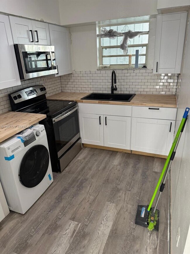 Foto del edificio - 2498 SW 17th Ave