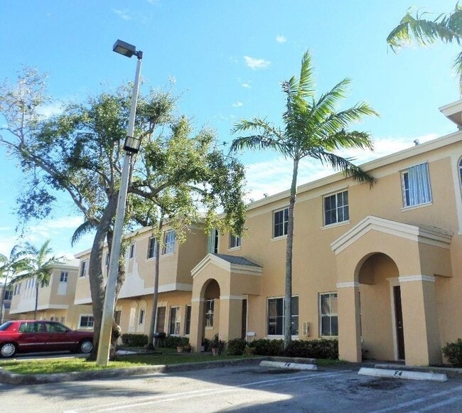 Building Photo - 3926 SW 52nd Ave