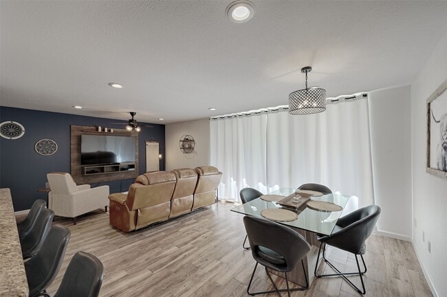 Foto del edificio - 12500 Melville Dr