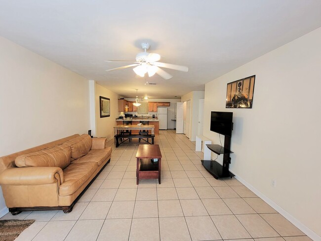 Large 4 bedroom town home with ceramic til... - Large 4 bedroom town home with ceramic til...